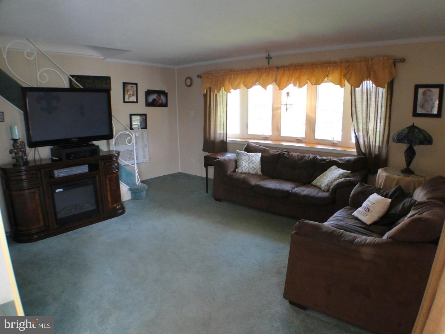 1404 Grace Road Swarthmore, PA 19081 - Photo 8 of 25 Living Room