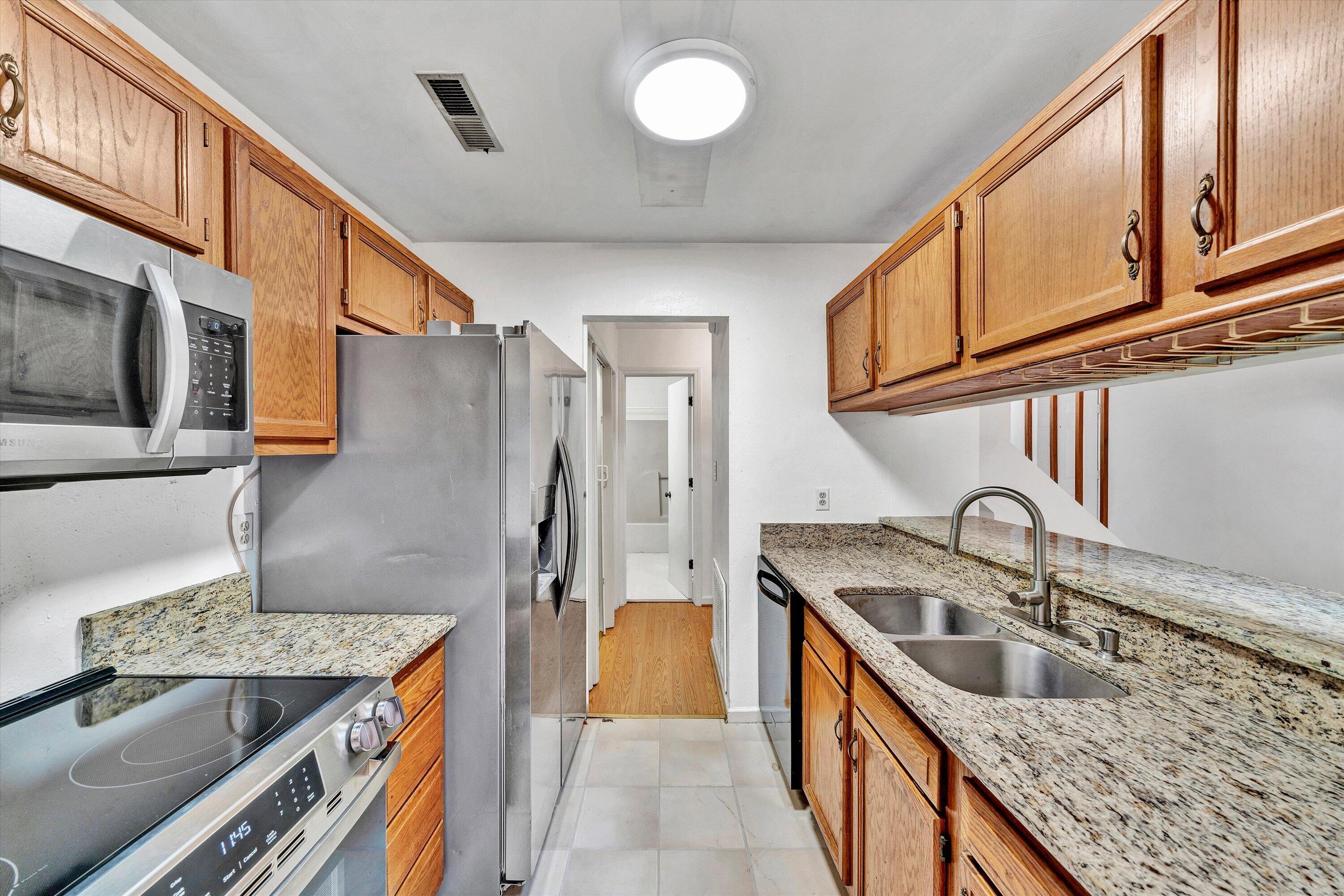 3337 Forest Ridge Road Roanoke, VA 24018 - Photo 8 of 24 Kitchen w/ Granite countertops