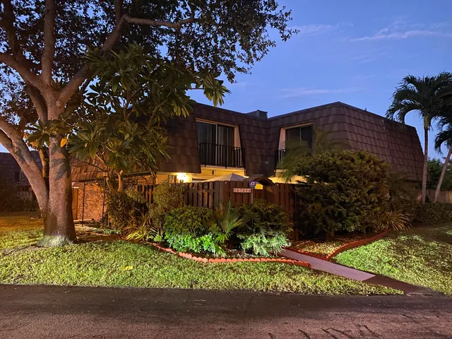 $289,750 | 1674 Forest Lakes Circle, Unit A, West Palm Beach, FL 33406