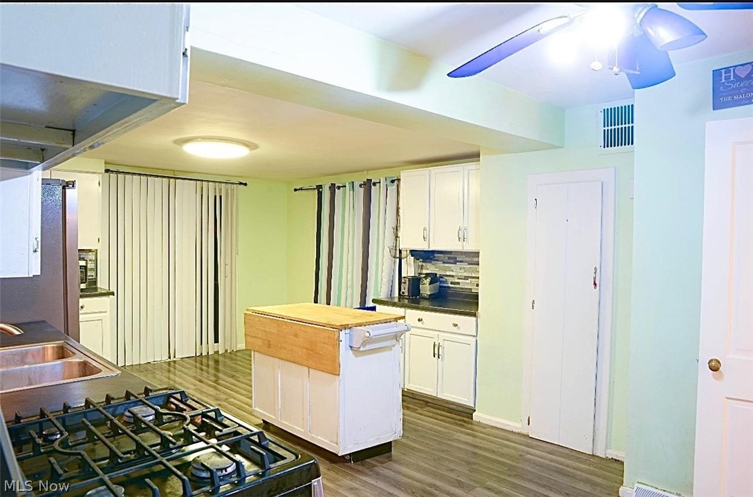 4524 Laurel Road Cleveland, OH 44121 - Photo 4 of 18 Kitchen