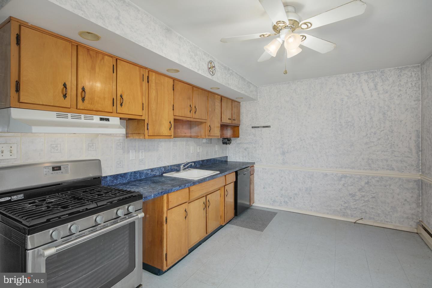 851 Medway Road Philadelphia, PA 19115 - Photo 10 of 23
