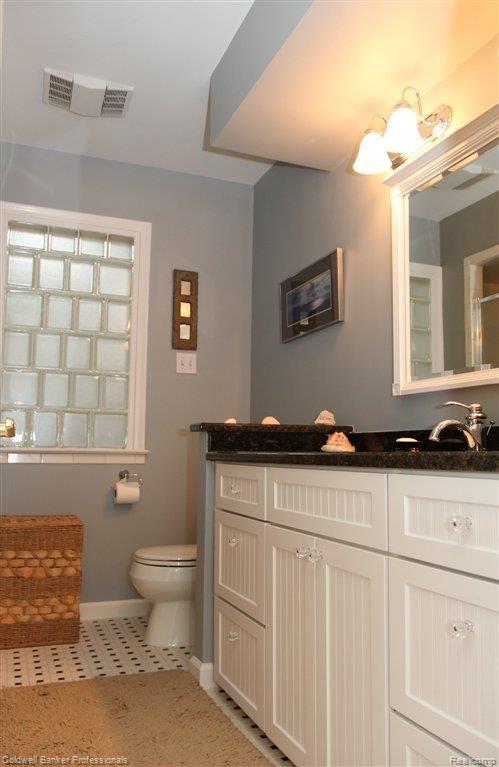 6285 Thurber Road Bloomfield Hills, MI 48301 - Photo 15 of 19 Hall Bath 2.jpg