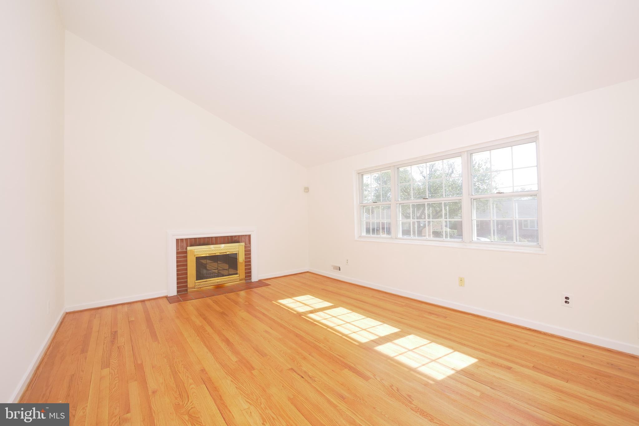 12811 Bluhill Road Silver Spring, MD 20906 - Photo 5 of 32 Living Room