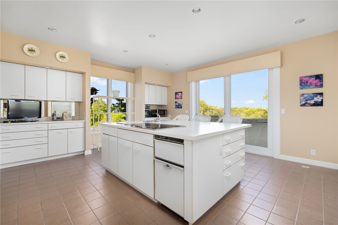 283 Ocean Avenue Newport, RI 02840 - Photo 13 of 25