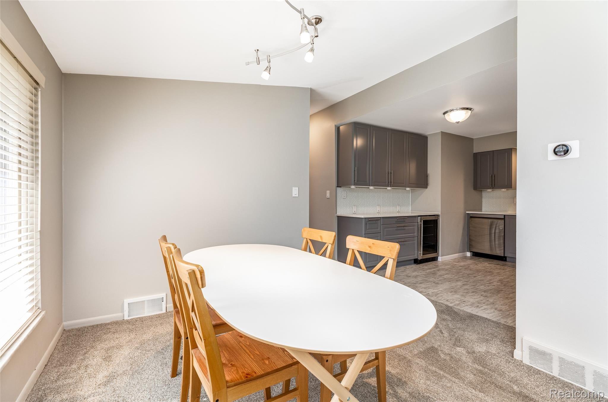 964 North Adams Road, Unit 5 Birmingham, MI 48009 - Photo 6 of 19 8.Dining