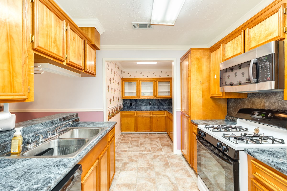 429 East Kiber Street Angleton, TX 77515 - Photo 17 of 25