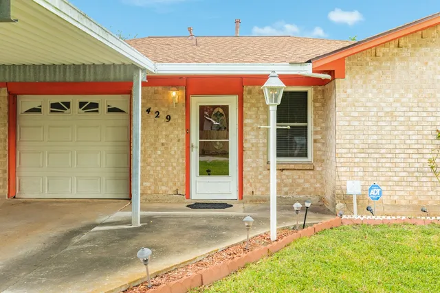 $219,500 | 429 East Kiber Street, Angleton, TX 77515