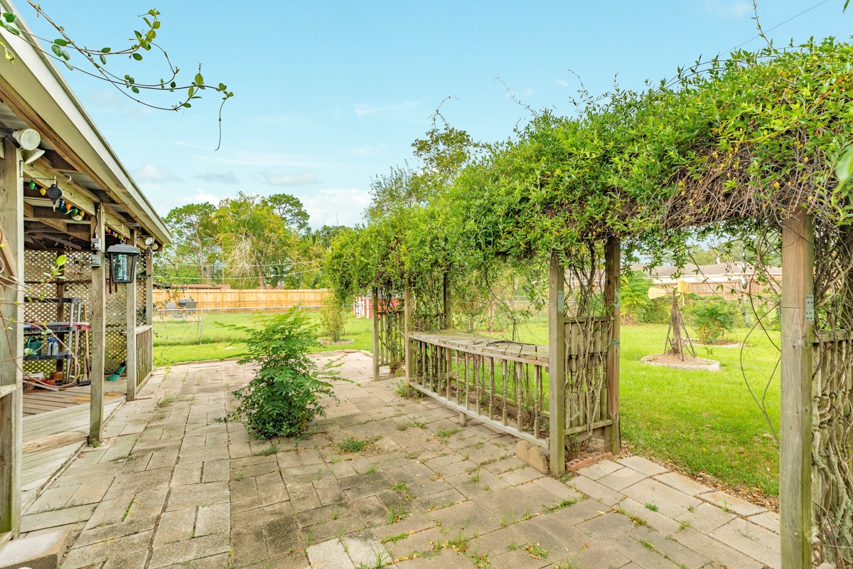 429 East Kiber Street Angleton, TX 77515 - Photo 8 of 25