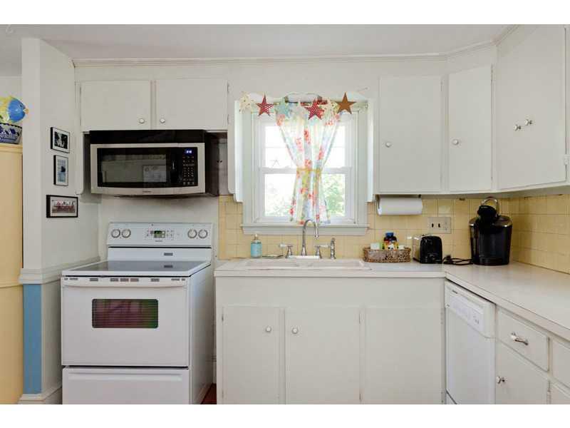 22 Strathmore Road South Portland, ME 04106 - Photo 9 of 35 Kitchen.