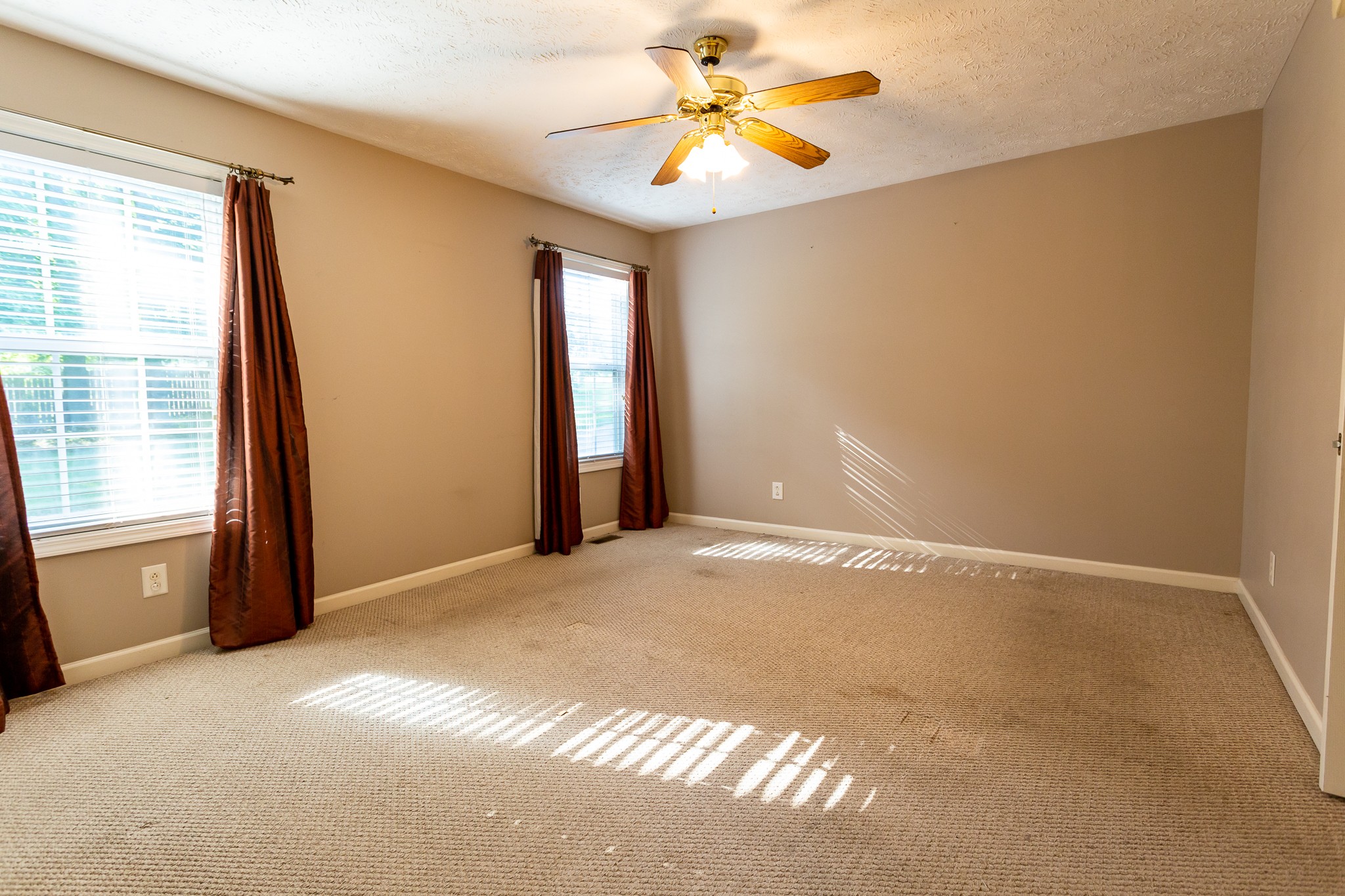 1649 Gratton Road Clarksville, TN 37043 - Photo 9 of 23 a view of an empty room with a window