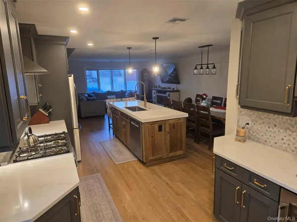 $899,900 | 21 Nevin Terrace, Massapequa Park, NY 11762