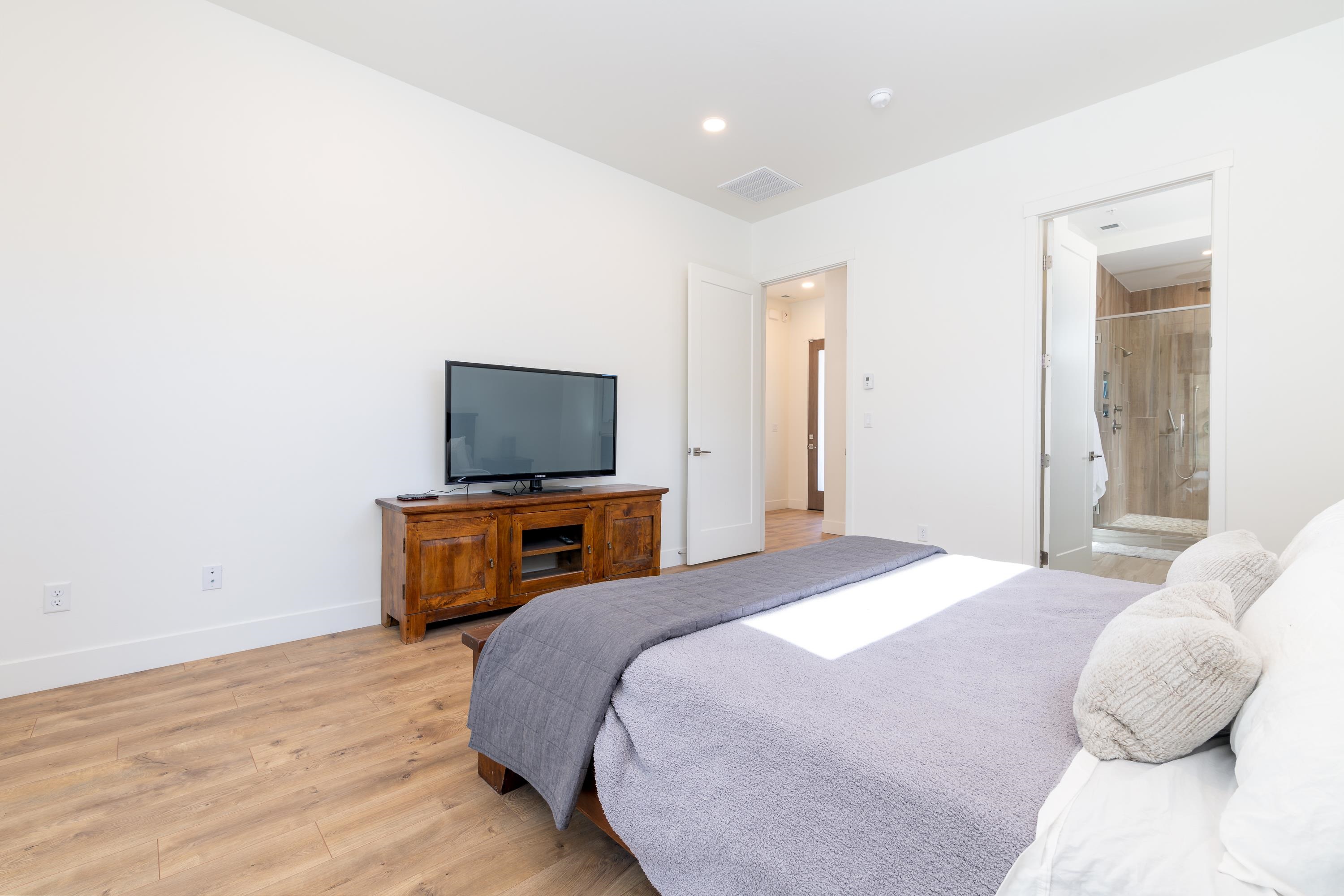 3685 East Road Palisade, CO 81526 - Photo 20 of 42 a bedroom with a bed and a television