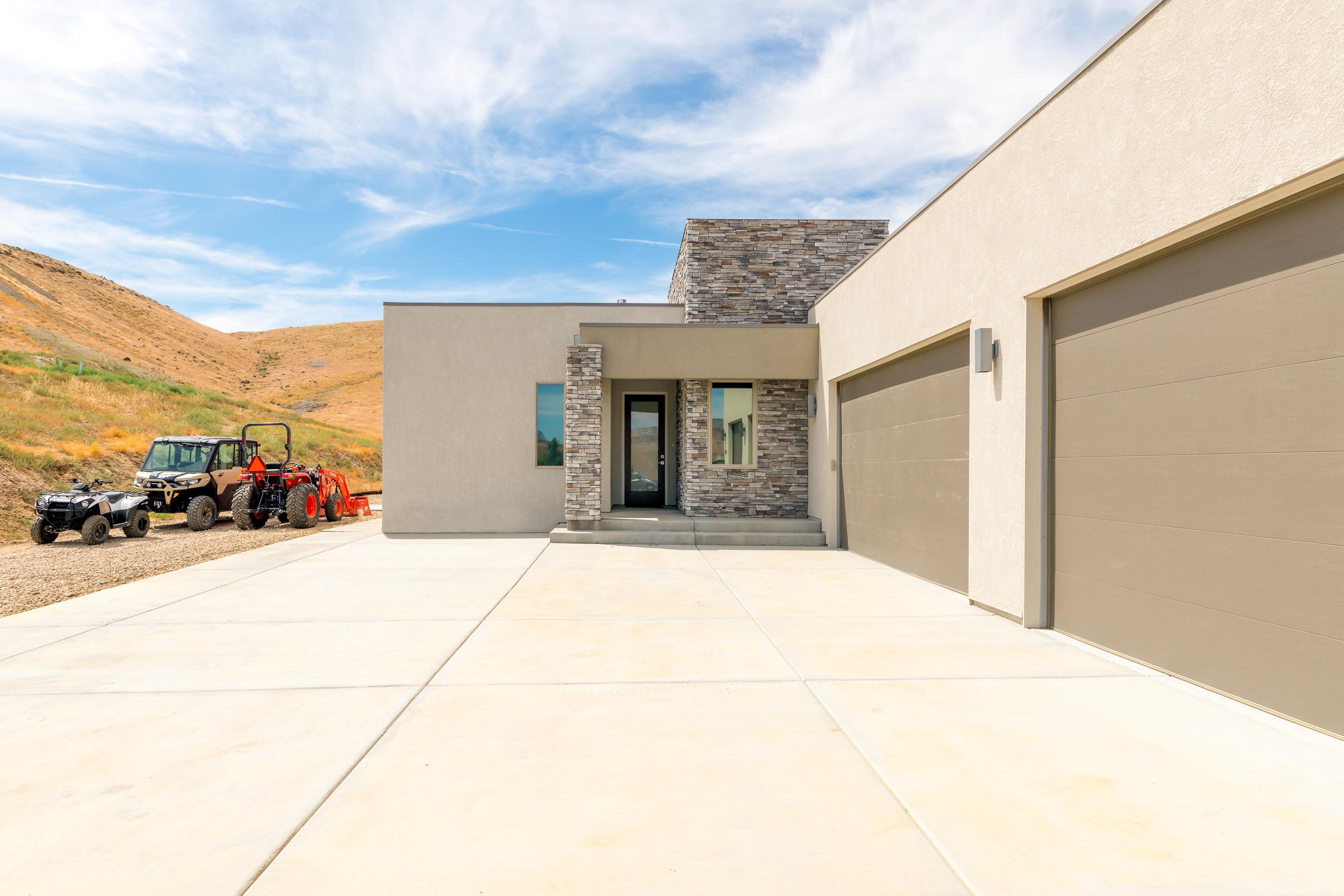 3685 East Road Palisade, CO 81526 - Photo 2 of 42 a view of a terrace