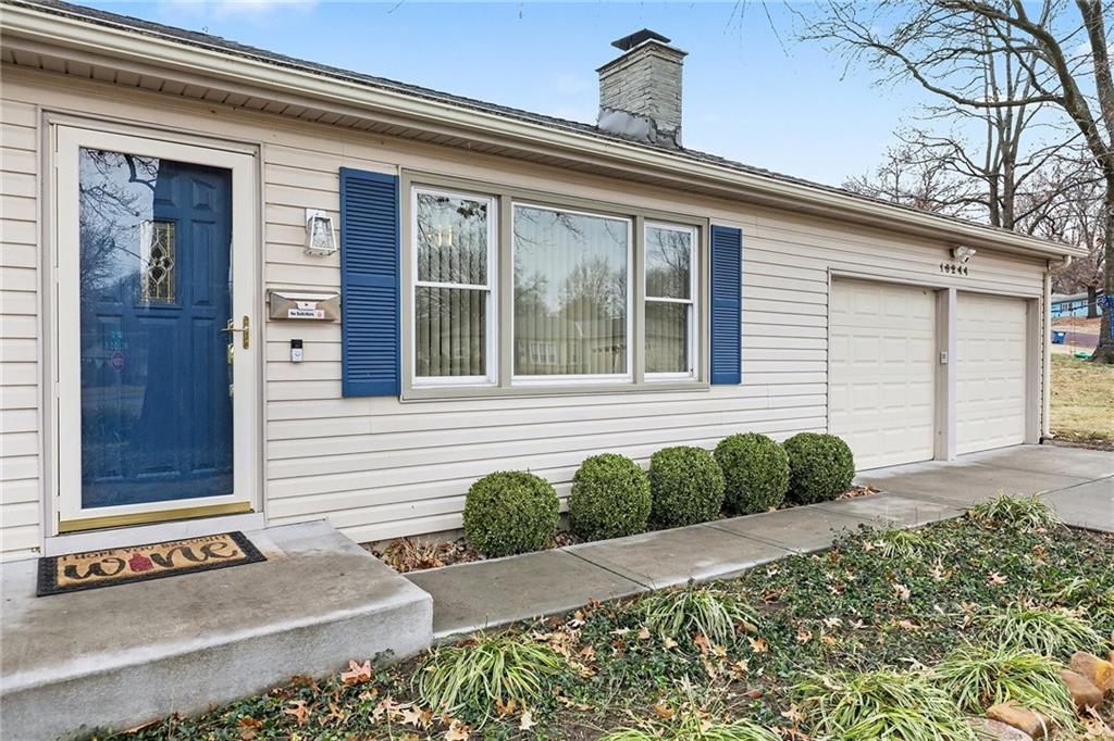 10244 Reeds Road Overland Park, KS 66207 - Photo 3 of 24