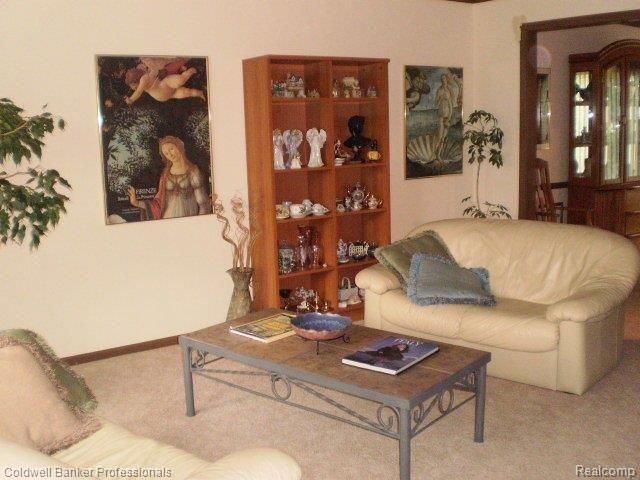 573 Shellbourne Drive Rochester, MI 48309 - Photo 10 of 24 014.JPG