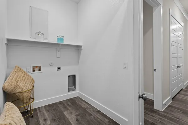 a view of livingroom with furniture