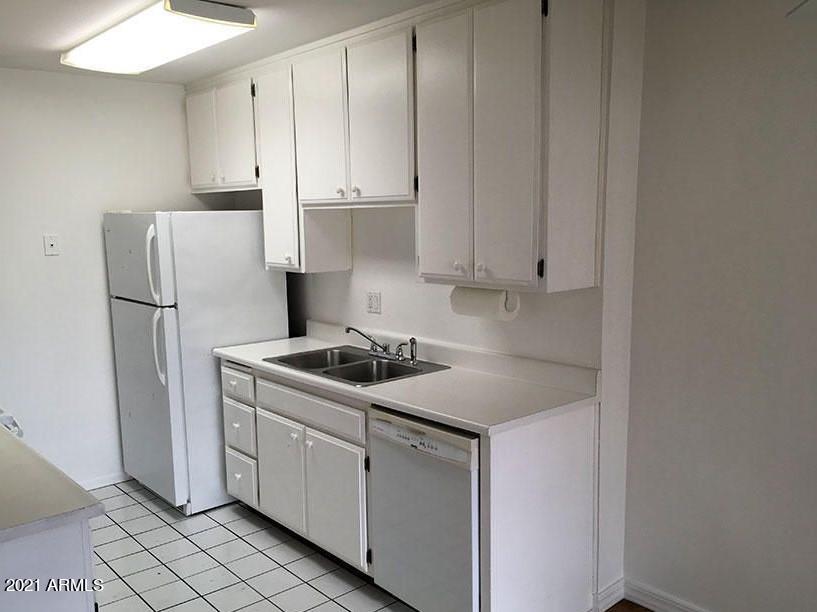 5525 East Thomas Road, Unit K14 Phoenix, AZ 85018 - Photo 9 of 17 Kitchen