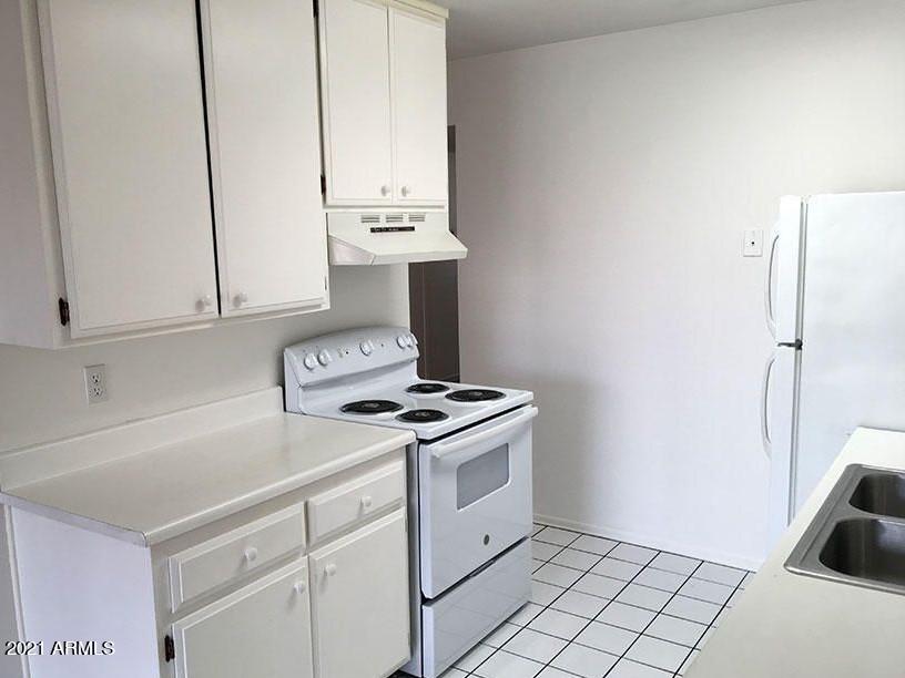 5525 East Thomas Road, Unit K14 Phoenix, AZ 85018 - Photo 10 of 17 Kitchen