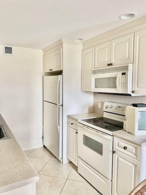 4076 Cornwall East Boca Raton, FL 33434 - Photo 4 of 24 Kitchen