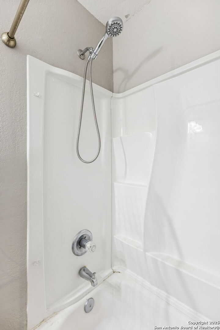 8919 Kestrel Oak Converse, TX 78109 - Photo 12 of 24 a bathroom with a bath tub with a shower