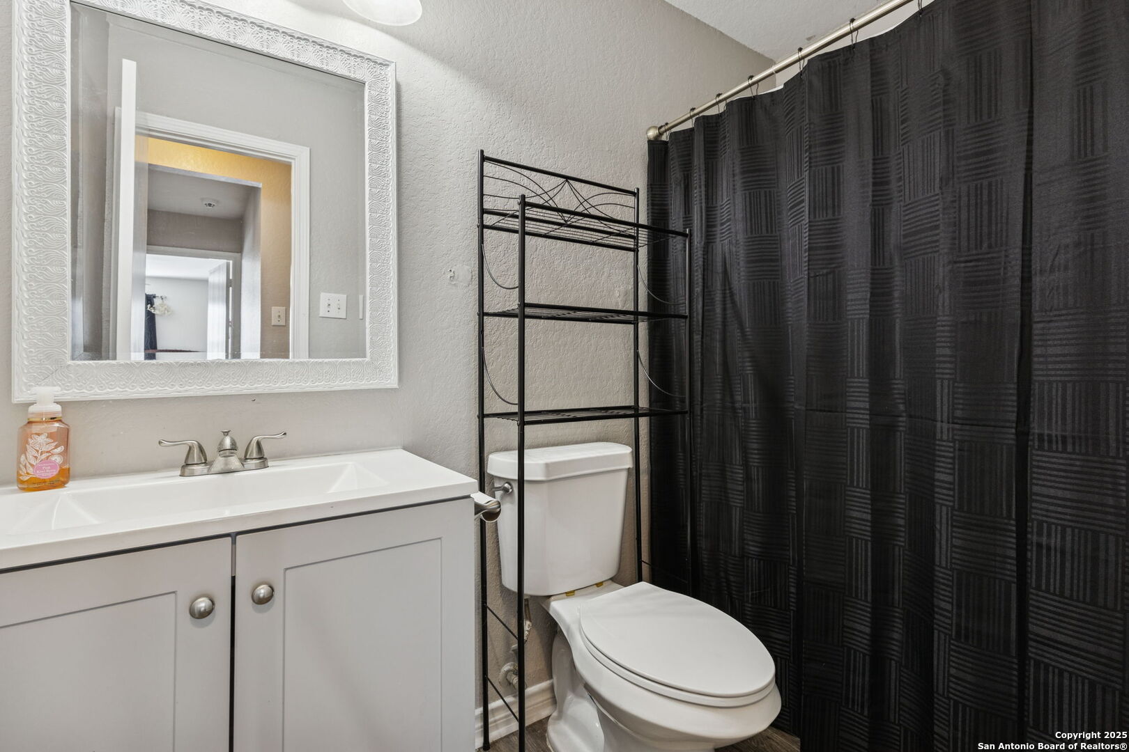 8919 Kestrel Oak Converse, TX 78109 - Photo 13 of 24 a bathroom with a sink a toilet and shower