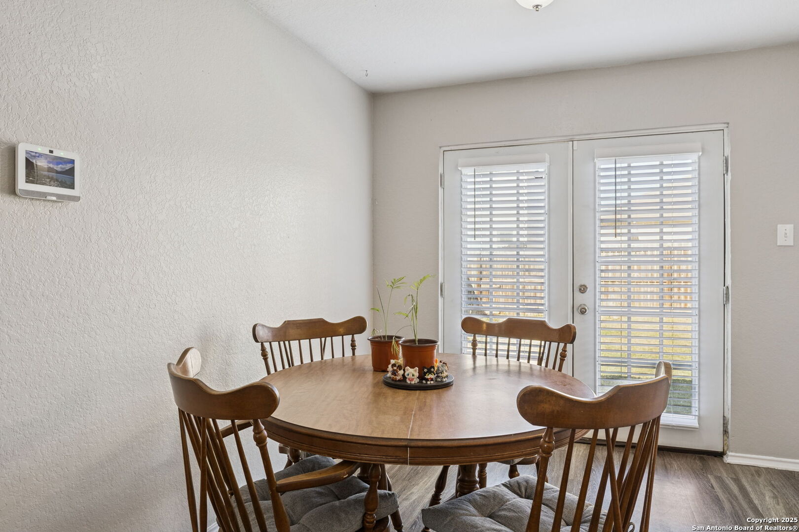 8919 Kestrel Oak Converse, TX 78109 - Photo 20 of 24 a view of a dining room with furniture window and outside view