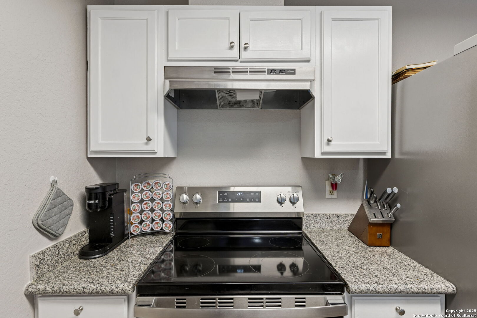8919 Kestrel Oak Converse, TX 78109 - Photo 7 of 24 a stove top oven sitting inside of a kitchen