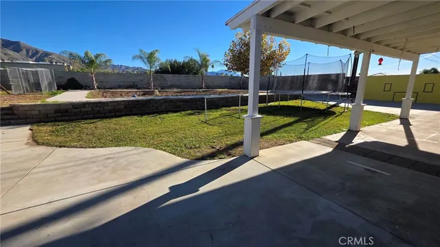 a view of a back yard