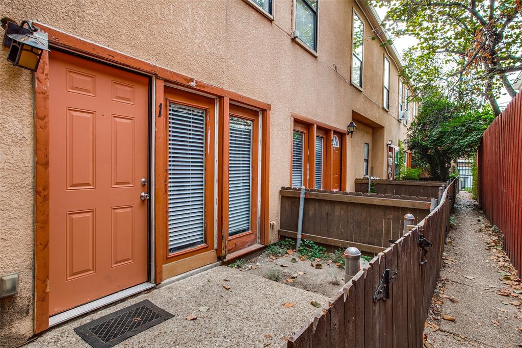 5114 Bryan Street, Unit 3 Dallas, TX 75206 - Photo 5 of 22 a view of outdoor space and deck