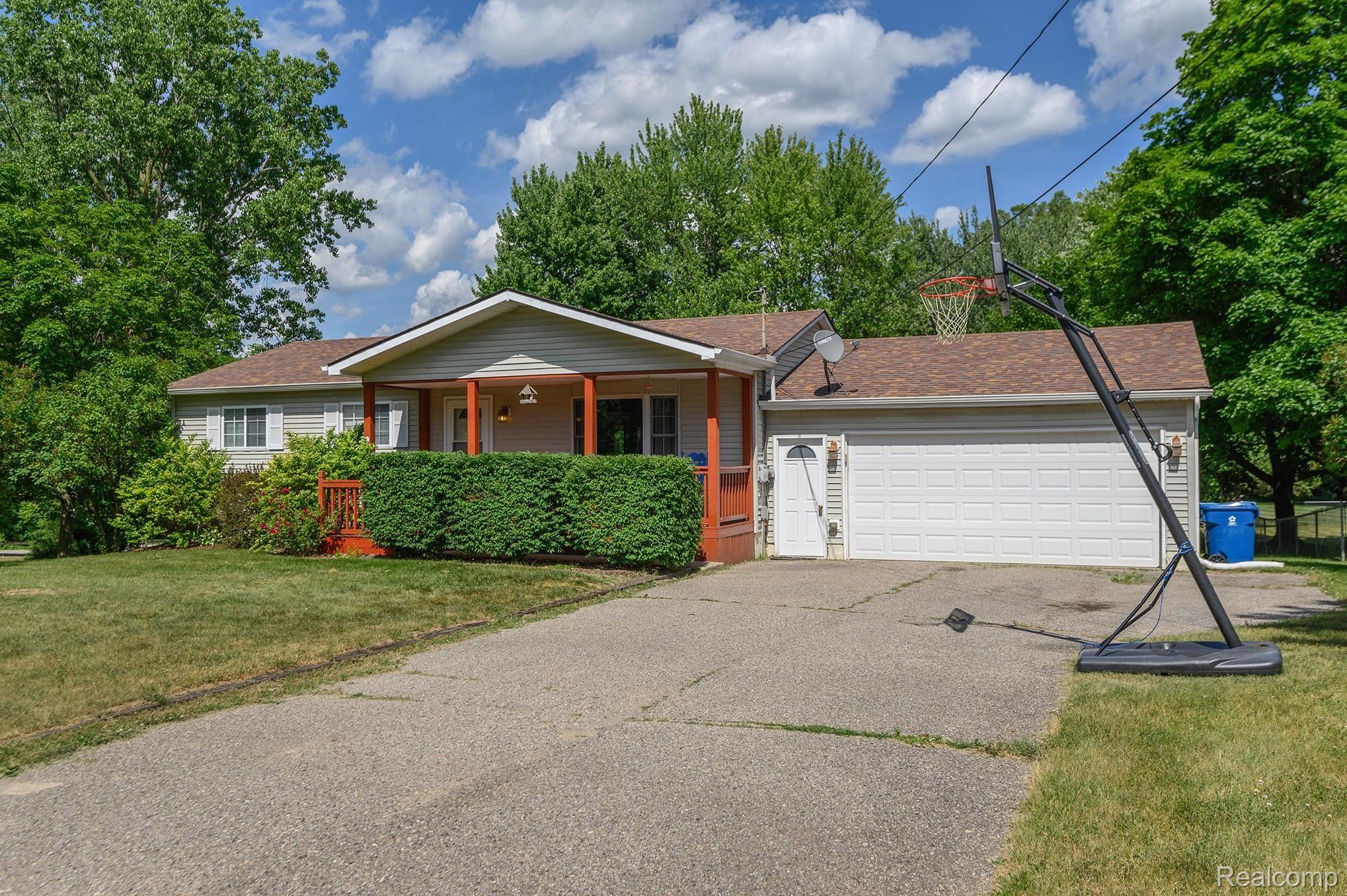 13231 North Horrell Road Fenton, MI 48430 - Photo 3 of 27 CNG_3314.jpg