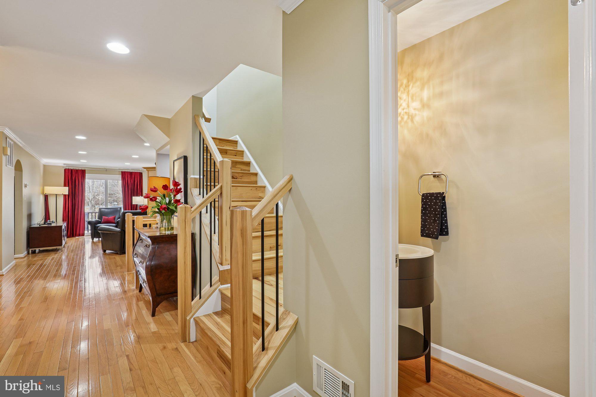 8019 Galla Knoll Circle Springfield, VA 22153 - Photo 4 of 52 Foyer