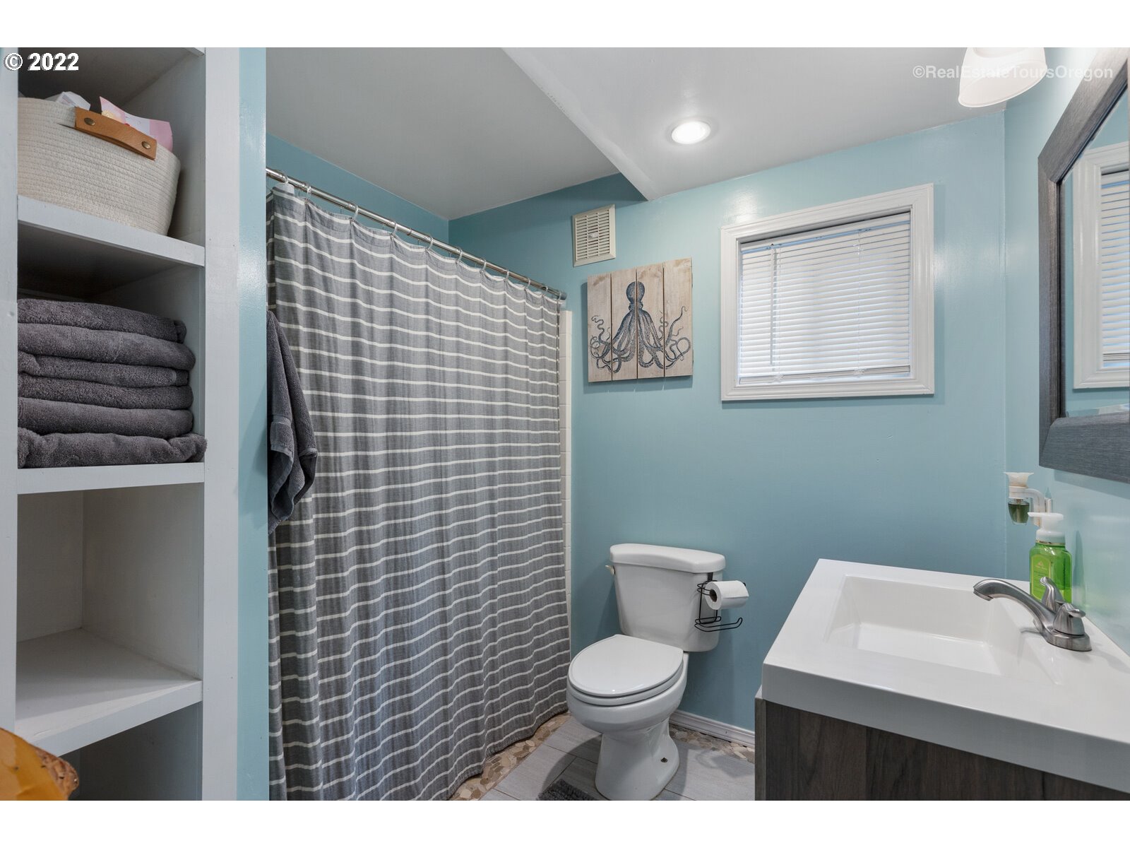 19465 Southeast Summertime Drive Sandy, OR 97055 - Photo 12 of 27 a bathroom with a toilet a sink and mirror
