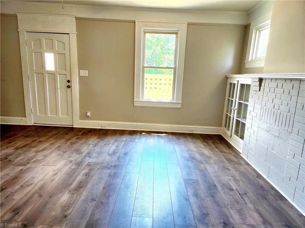 5211 Old Rural Hall Road Winston-Salem, NC 27105 - Photo 7 of 22 Livingroom/front door