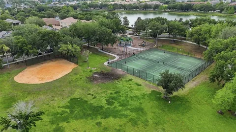 a view of a backyard