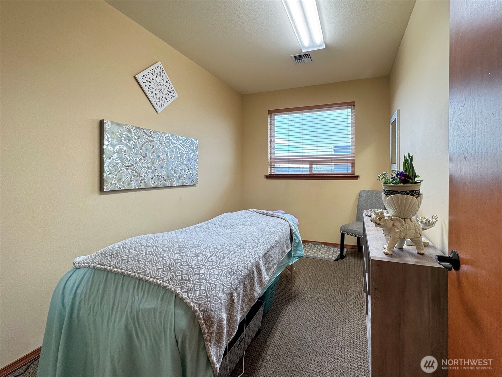 534 North 5th Avenue, Unit 7 Sequim, WA 98382 - Photo 15 of 38 a bedroom with a bed and a window