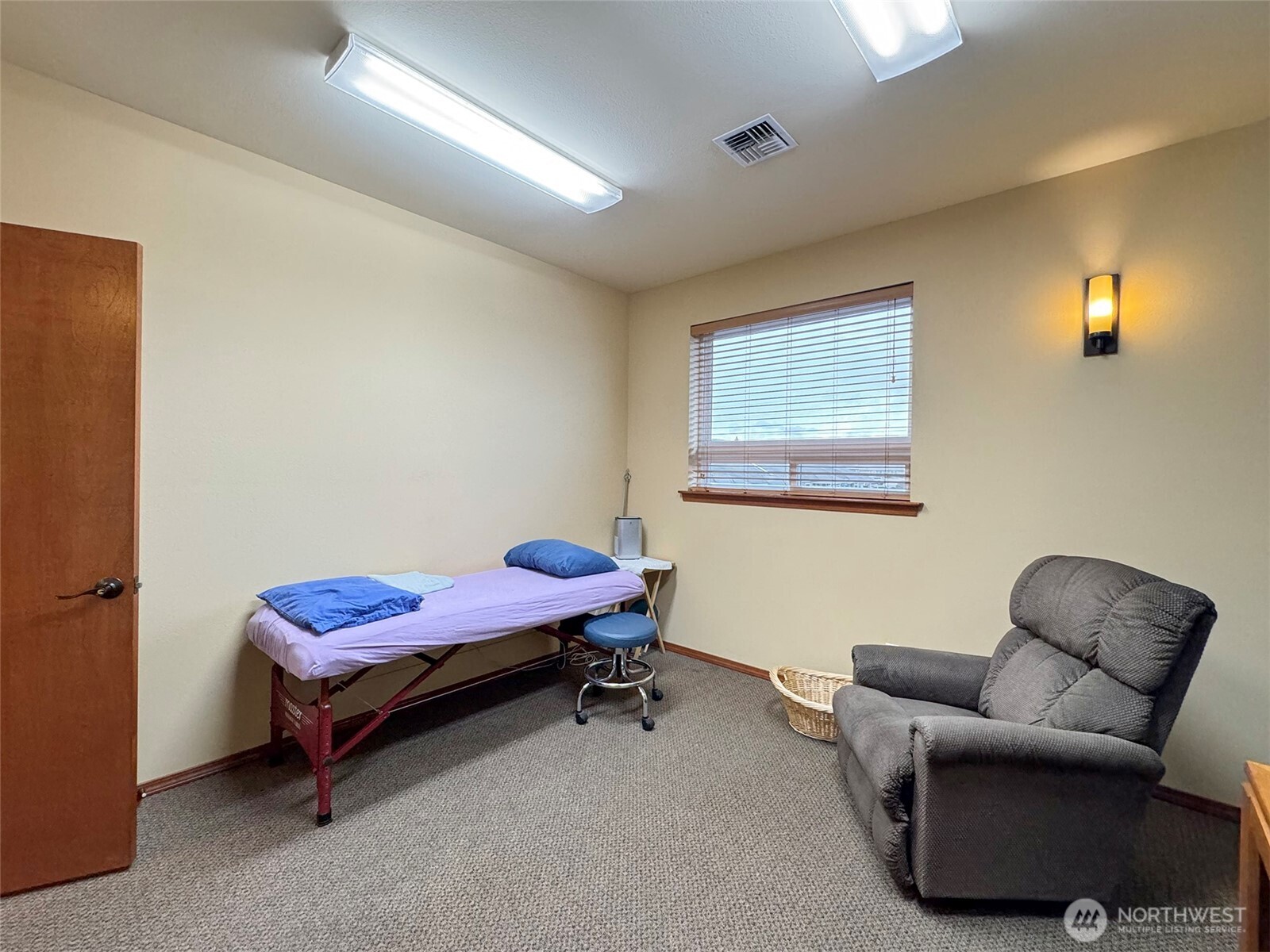 534 North 5th Avenue, Unit 7 Sequim, WA 98382 - Photo 24 of 38 a living room with furniture and a window