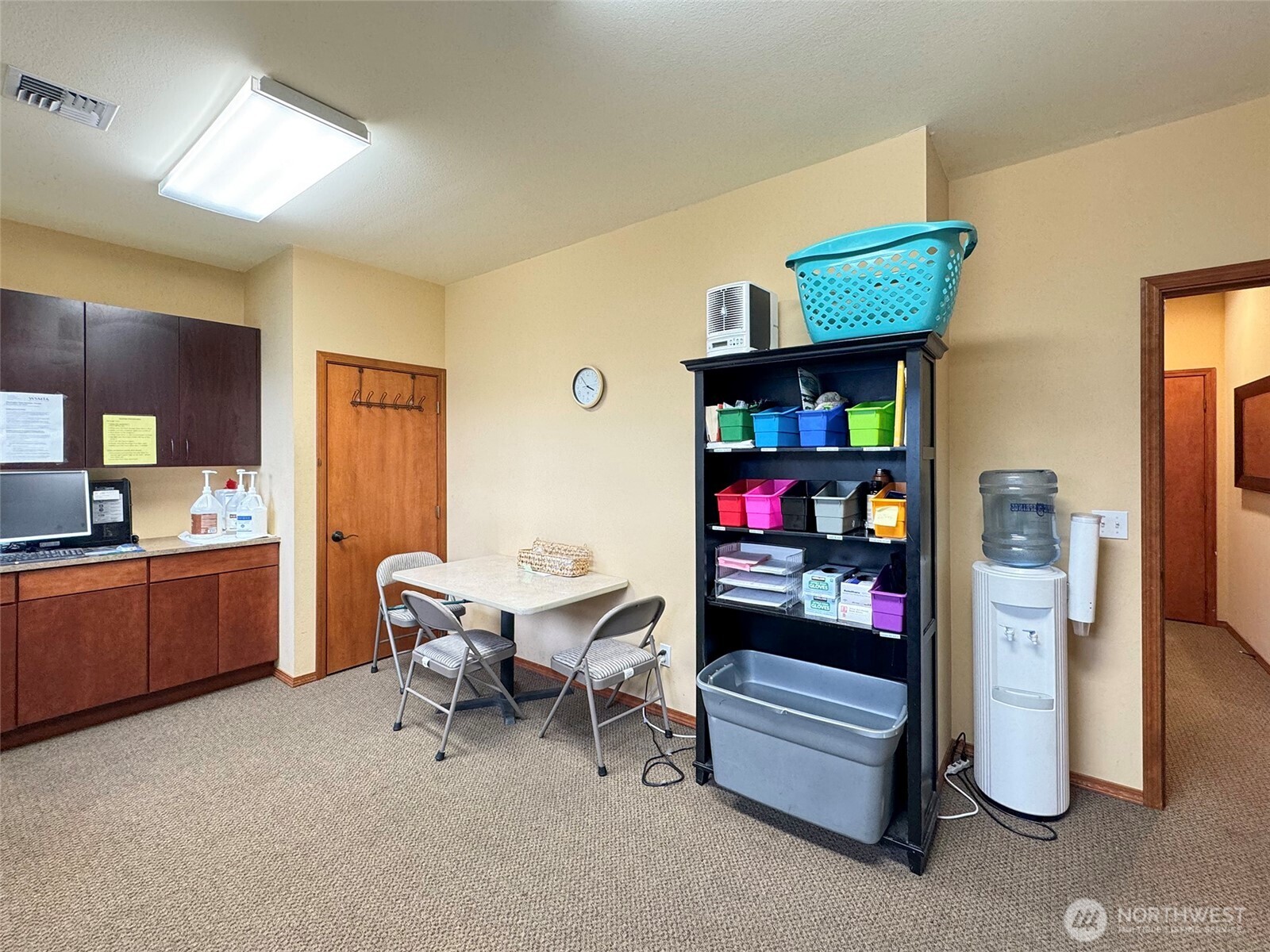 534 North 5th Avenue, Unit 7 Sequim, WA 98382 - Photo 28 of 38 a room with furniture and a kitchen