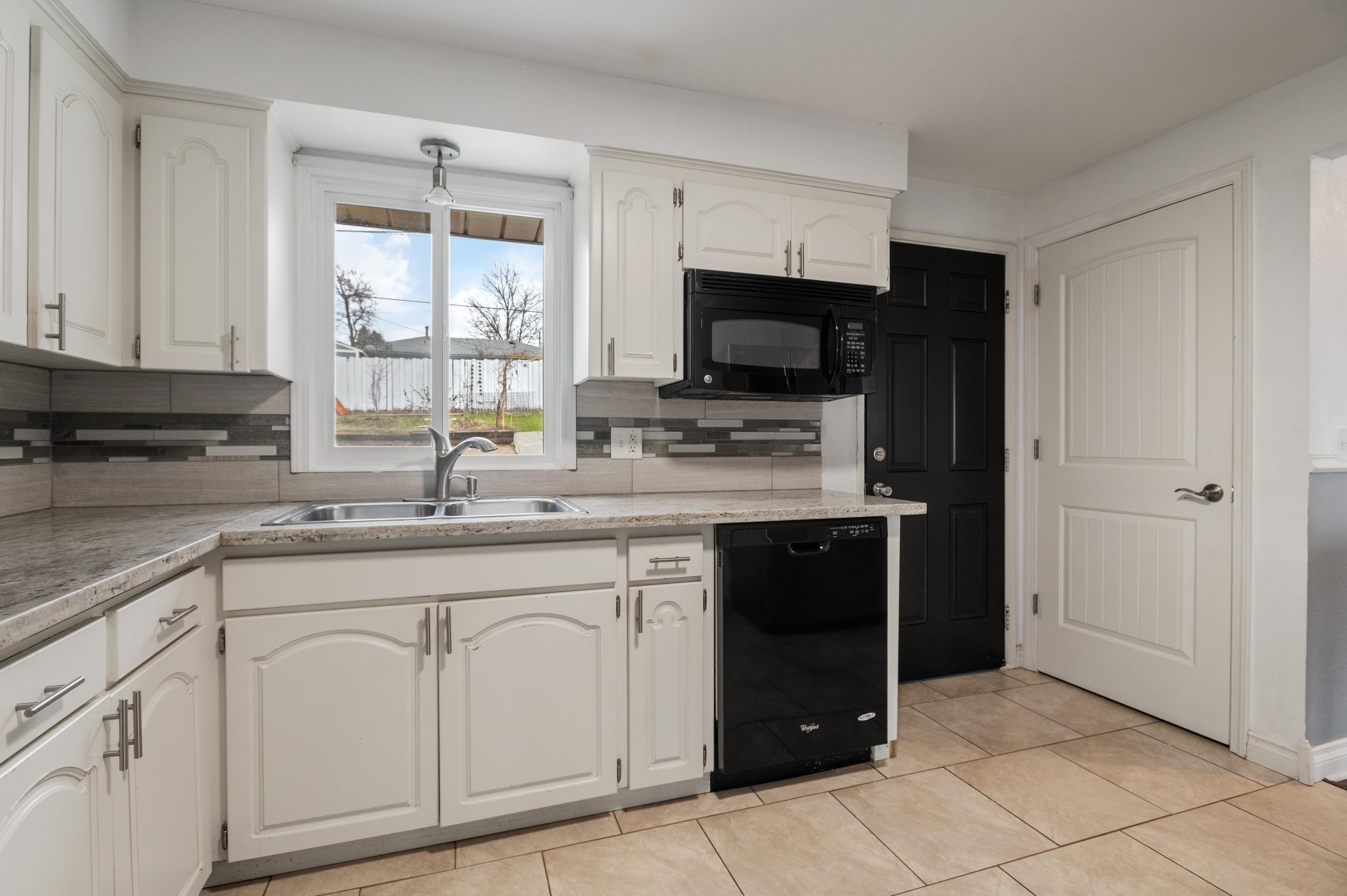 2404 West Houston Avenue Spokane, WA 99208 - Photo 7 of 27