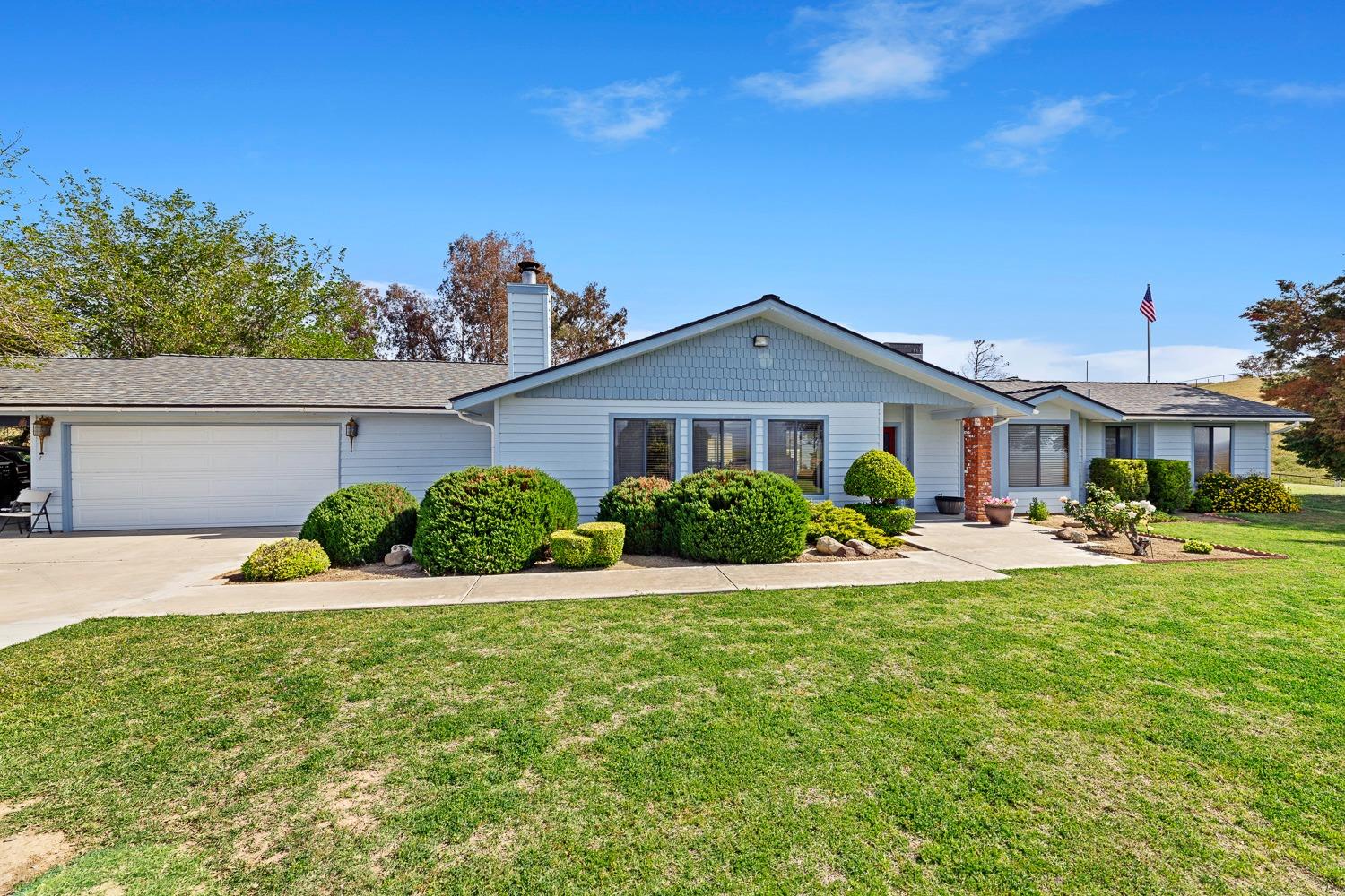 36360 Highway 33 Coalinga, CA 93210 - Photo 3 of 50 a front view of a house with a yard