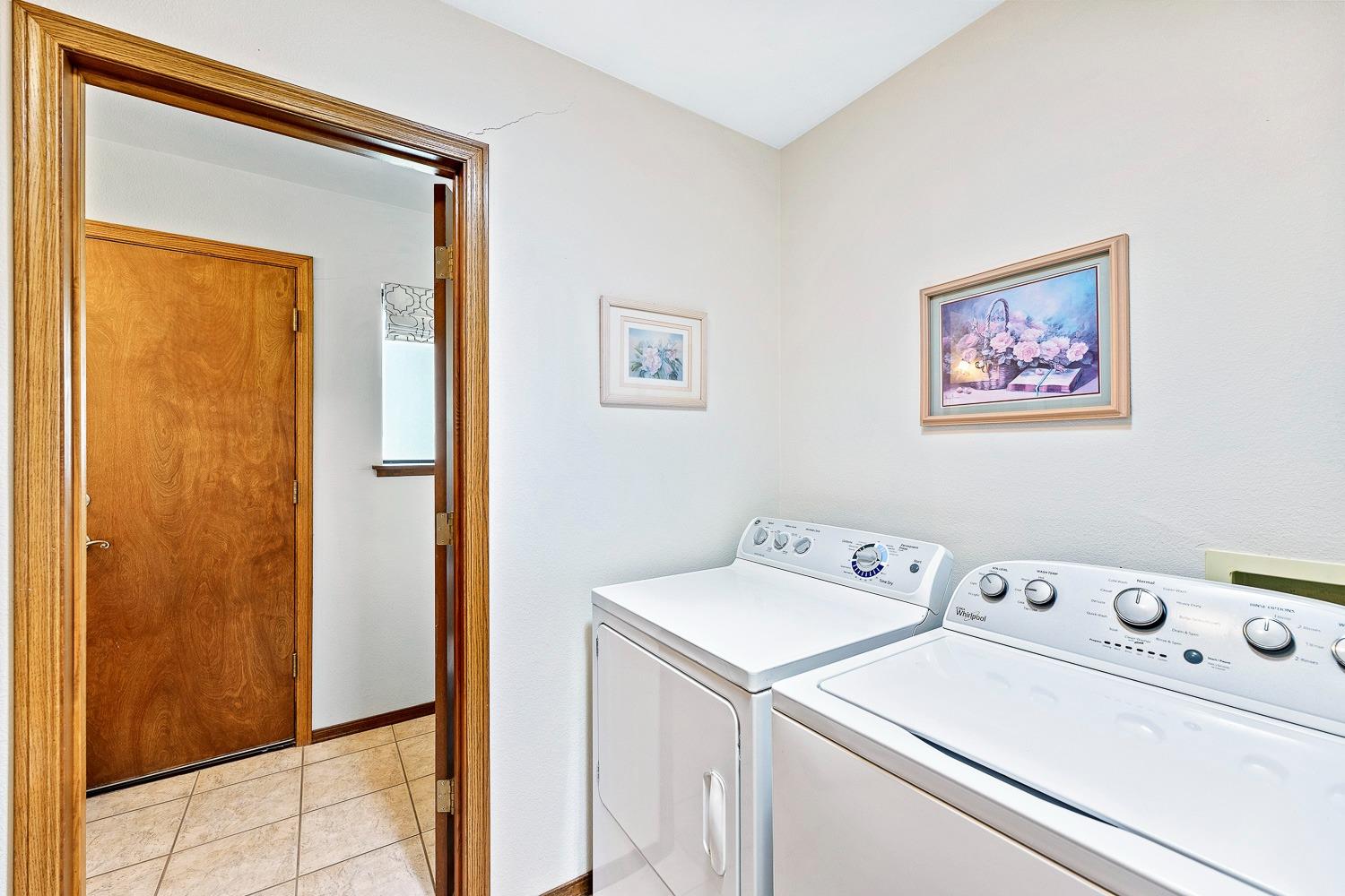 36360 Highway 33 Coalinga, CA 93210 - Photo 37 of 50 a utility room with dryer and washer
