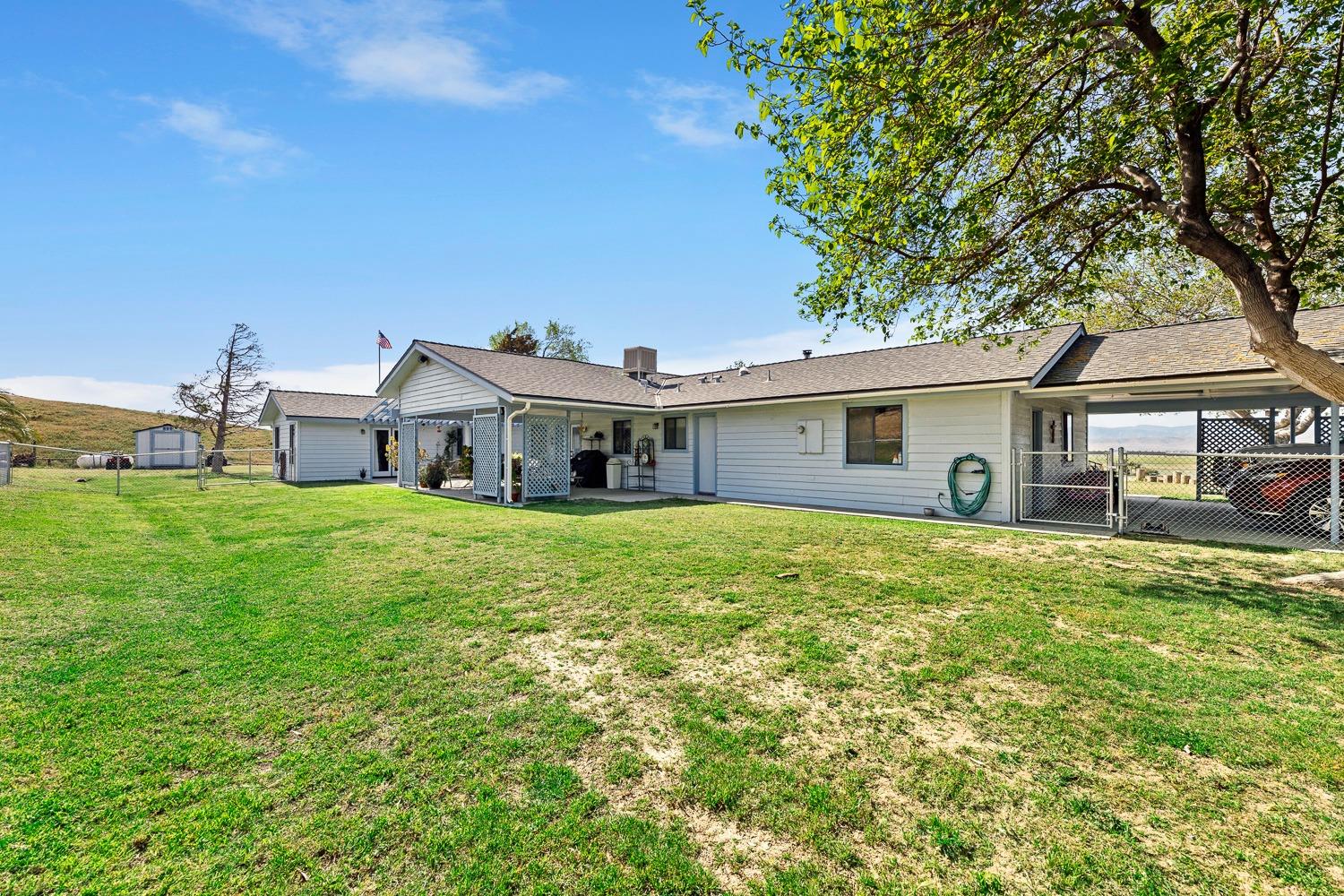 36360 Highway 33 Coalinga, CA 93210 - Photo 4 of 50 a front view of a house with a garden