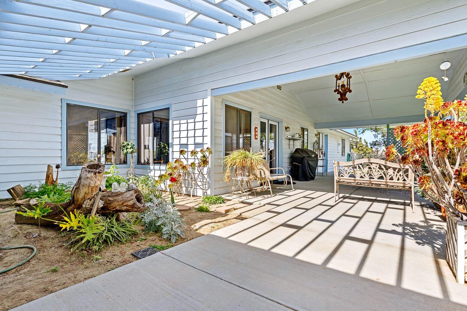 36360 Highway 33 Coalinga, CA 93210 - Photo 6 of 50 a living room filled with furniture