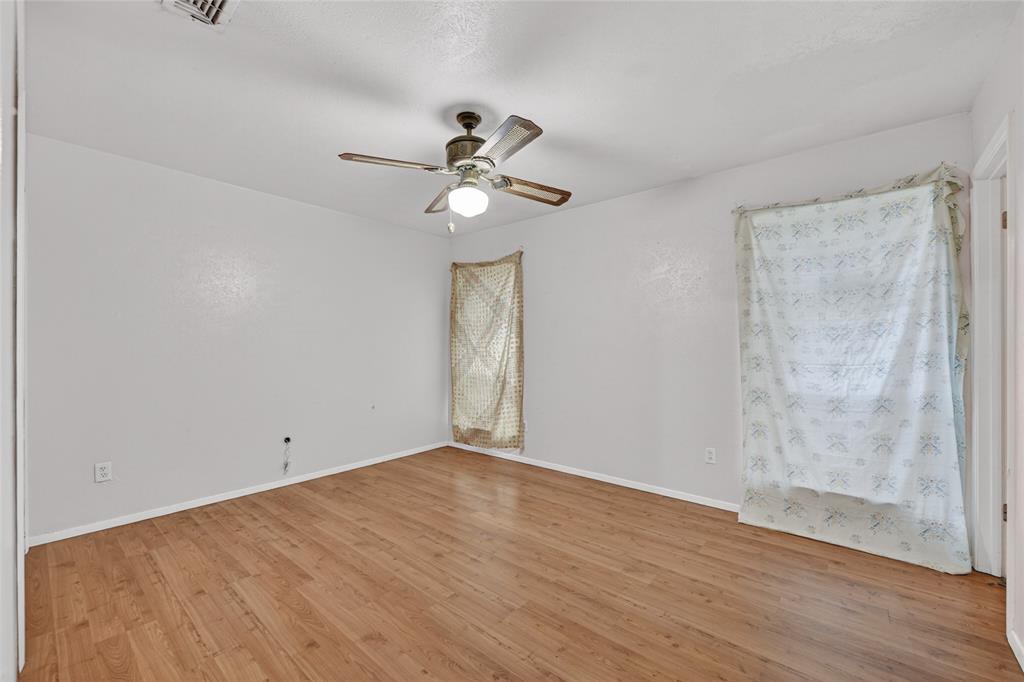 910 Kerry Street Benbrook, TX 76126 - Photo 4 of 32