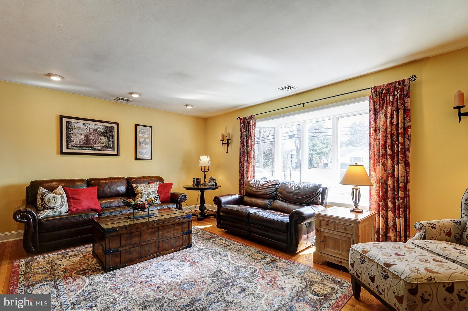 61 Federal City Road Ewing, NJ 08638 - Photo 6 of 33 Living Room