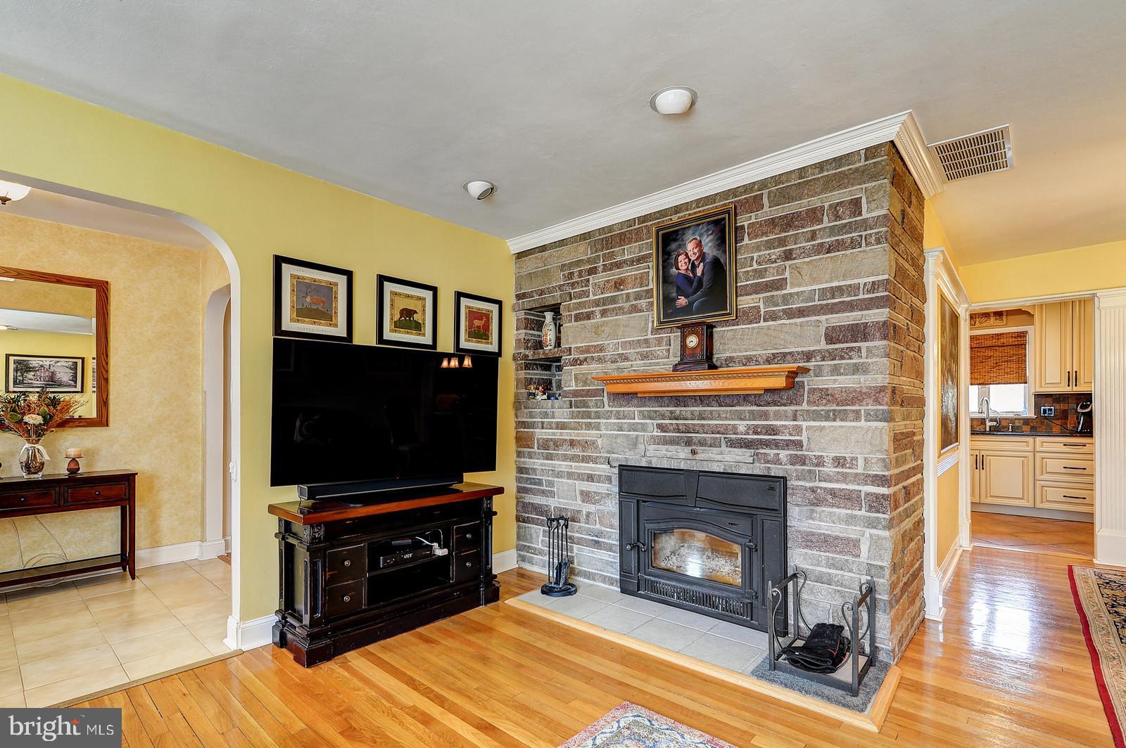 61 Federal City Road Ewing, NJ 08638 - Photo 7 of 33 Fireplace (Living Room)