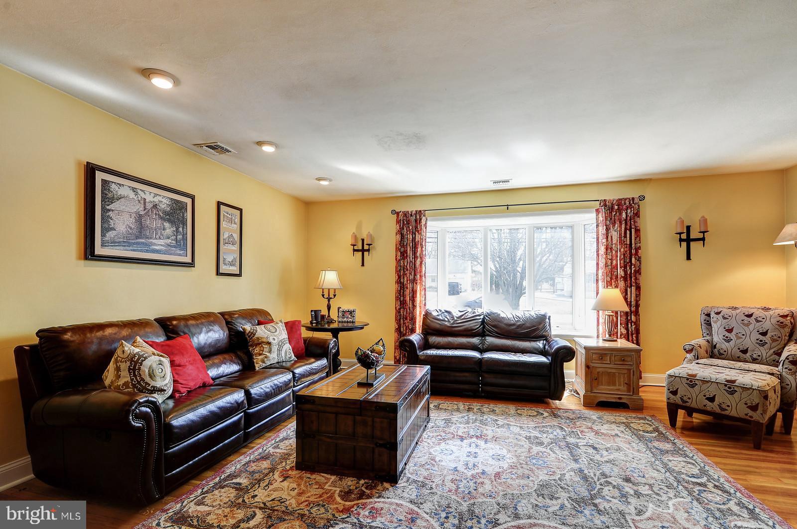 61 Federal City Road Ewing, NJ 08638 - Photo 8 of 33 Living Room