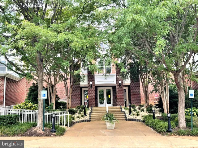 $2,950 | 1641 International Drive, Unit 418, McLean, VA 22102