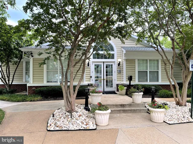 $2,950 | 1641 International Drive, Unit 418, McLean, VA 22102