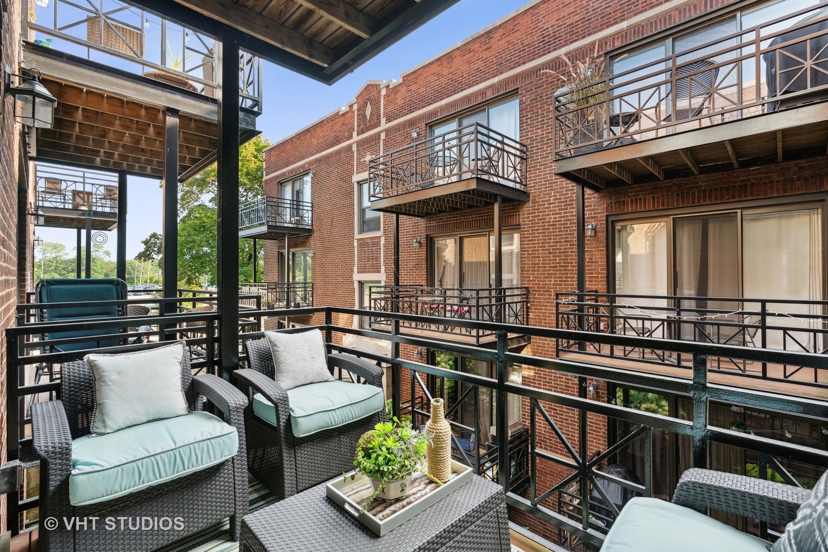 1155 West Grace Street, Unit 2N Chicago, IL 60613 - Photo 18 of 20 a view of a patio with couches table and chairs