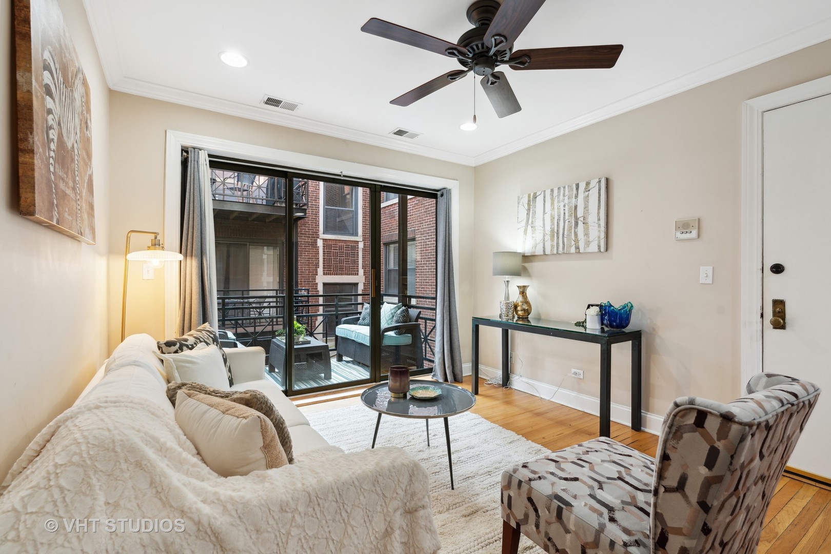 1155 West Grace Street, Unit 2N Chicago, IL 60613 - Photo 5 of 20 a living room with furniture and a large window